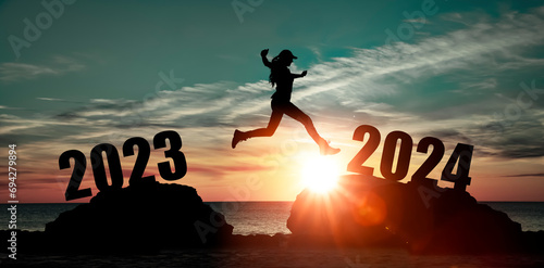 Sprung einer Person  ins Jahr 2024 als Silhouette