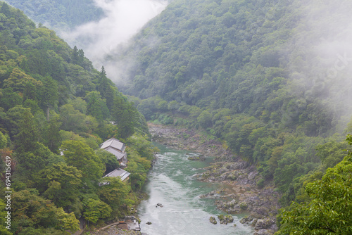 日本の風景 京都嵯峨嵐山 雨に煙る嵐峡