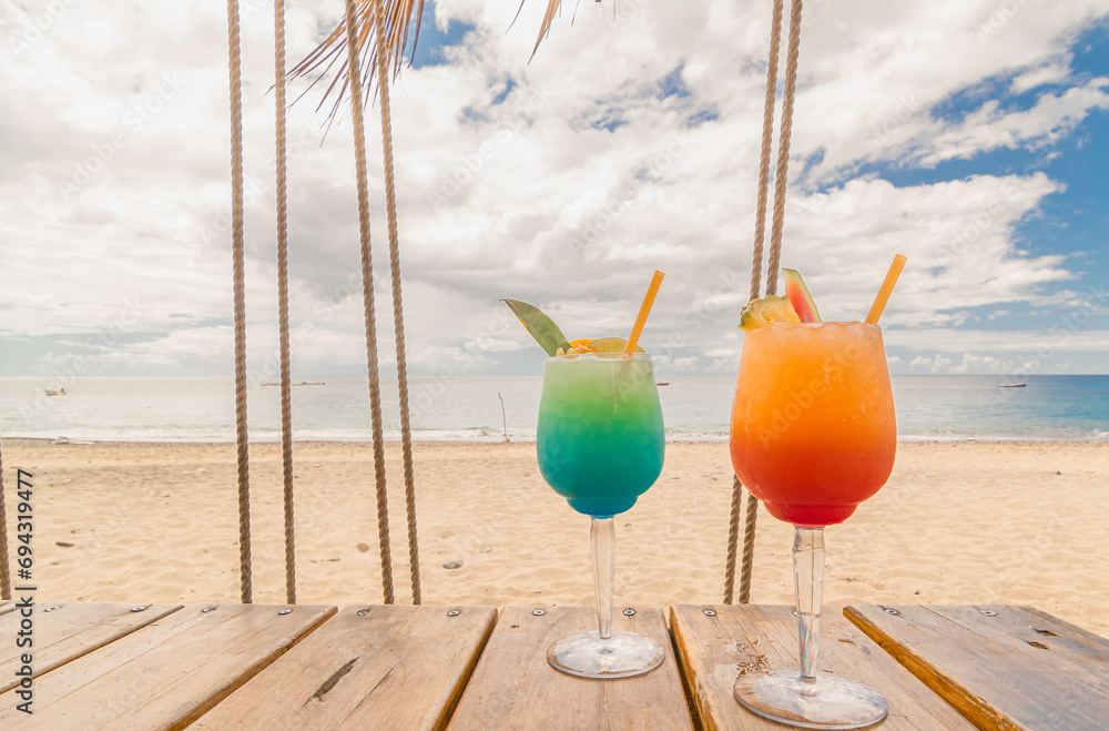 Cocktails sur la plage du Carbet à La Martinique, mer des Caraïbes ...