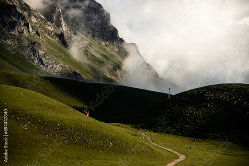 Bajada a Sotres donde la niebla reina en los Picos de Europa, por encima de 1000m se abre un nuevo cielo.