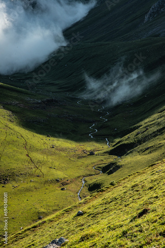 Pista de Espinama-Sotres en el corazon de los Picos de Europa, de las últimas pistas de alta montaña donde estan permitidos los vehiculos a motor  