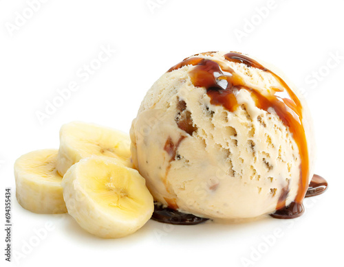 Bananen Eiscreme kugel mit bananen stücken isoliert auf weißen Hintergrund, Freisteller