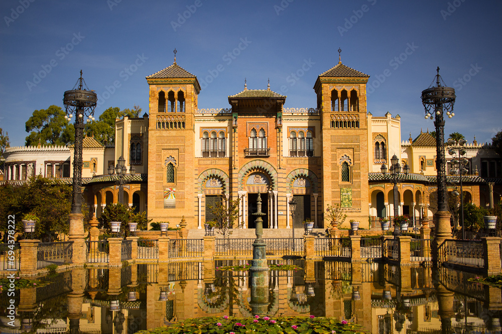 Palacio Neomudéjar en la Plaza de América del Parque de María Luisa, en Sevilla, Andalucía, España