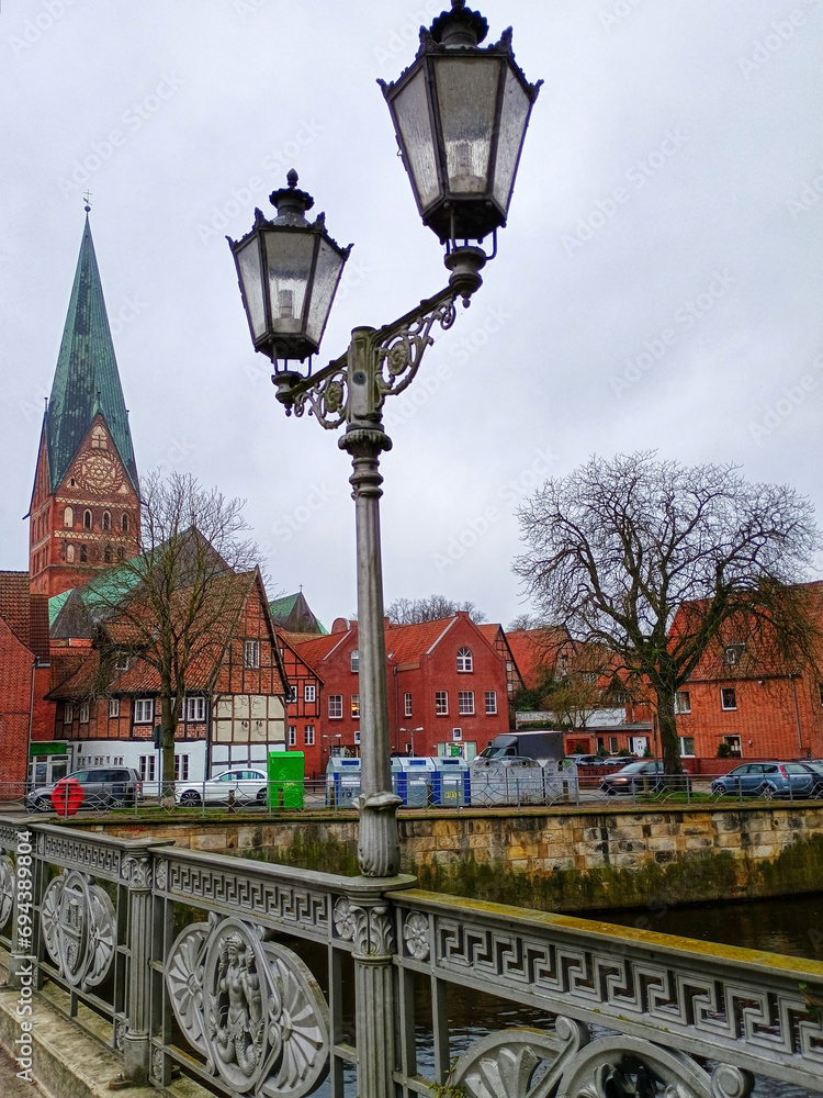 Brücke mit Laterne und historische Kirche in Lüneburg
