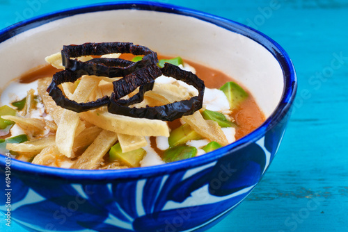 フリホーレスを使ったメキシコのスープ ソパ・タラスカ コピースペースあり Mexican soup using frijoles, Sopa Tarasca with copy space 