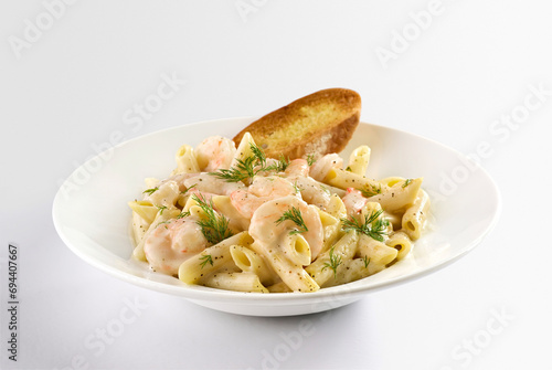 фотографія alfredo shrimp penne pasta closeup on a white surface background