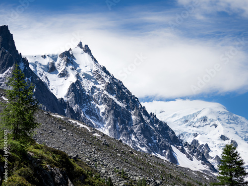 aiguille du midi secteur chamonix mont blanc avec neige et ciel bleu et moraine en premier plan