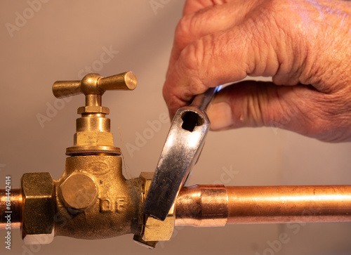  travaux plomberie sur robinet d'arrêt en cuivre photo
