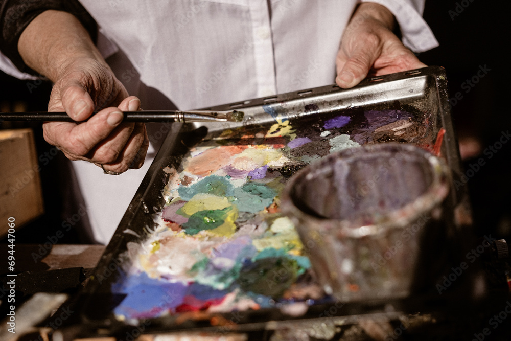 Obraz premium Painter mixing colourful oil painting