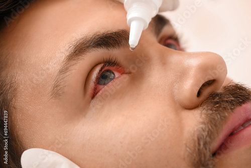 Ophthalmologist putting dro...