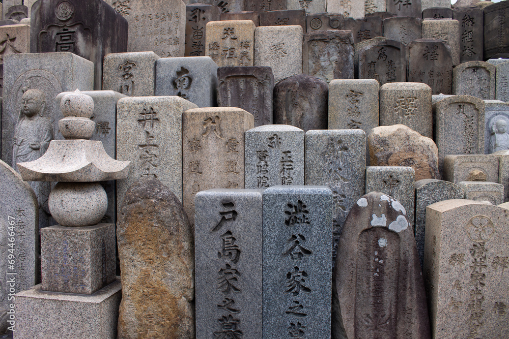 Tumbas japonesas en templos y santuarios Japón Stock Photo Adobe Stock