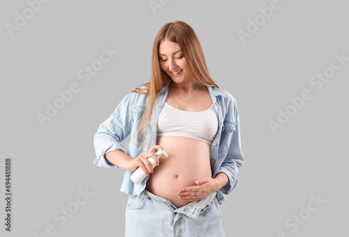 Young pregnant woman with b...