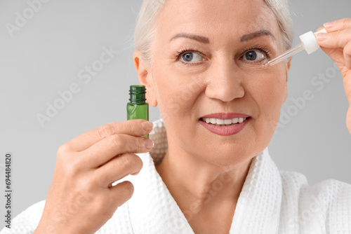 Beautiful mature woman appl...