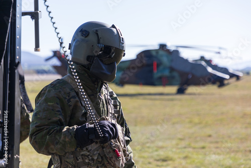 Un soldado tripulante de un helicóptero de ataque Tigre con uniforme y casco. photo