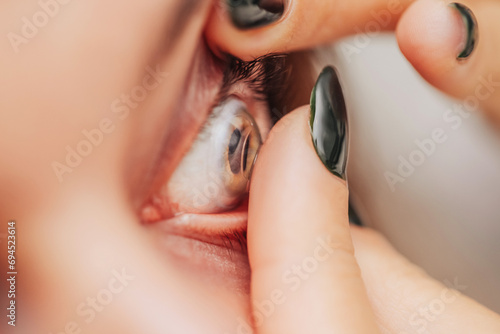 Принти на полотні Contact lens insertion