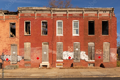 Tableau sur toile Vacant Row houses with do not enter symbols in East Baltimore