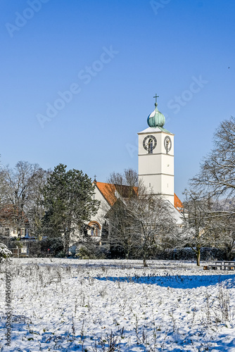 Münchenstein, Kirche, römisch-katholisch, Kirchturm, Pfarrkirche, Dorf, Wegekirche, Baselland, Birs, Birstal, Wanderung, Winter, Schnee, Wintertag, Wintersonne, Schweiz