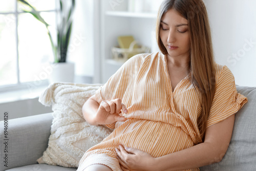 Young pregnant woman with p...