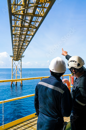 Engineers jointly analyze pipeline systems for the offshore petroleum industry.