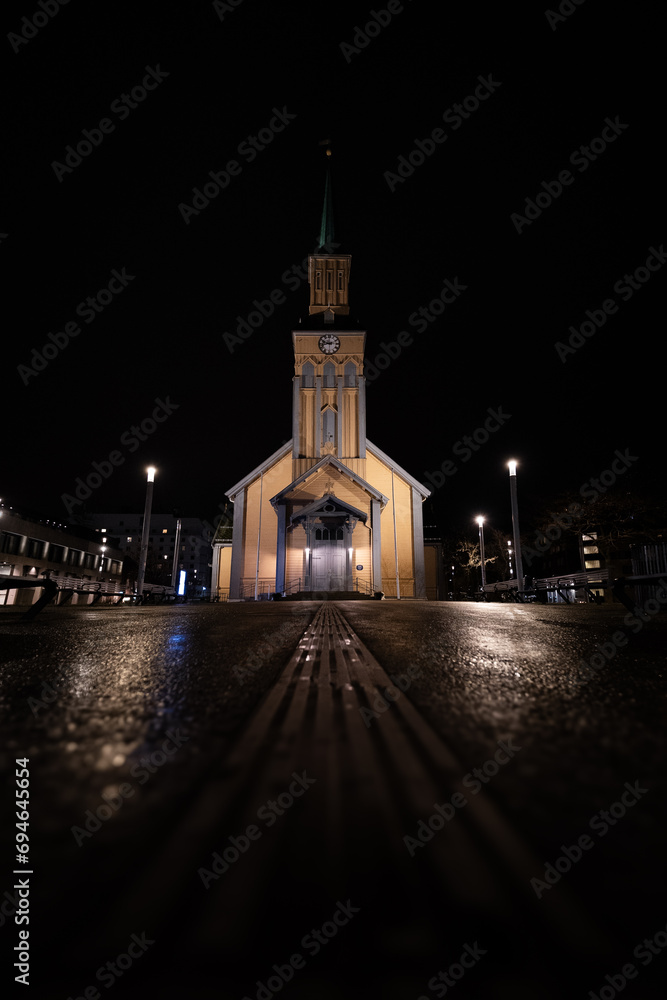 Symetrycznie, kościół nocą w Tromso, Norwegia - obrazy, fototapety, plakaty 