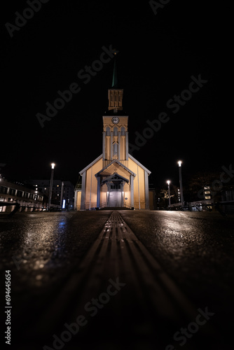 Symetrycznie, kościół nocą w Tromso, Norwegia