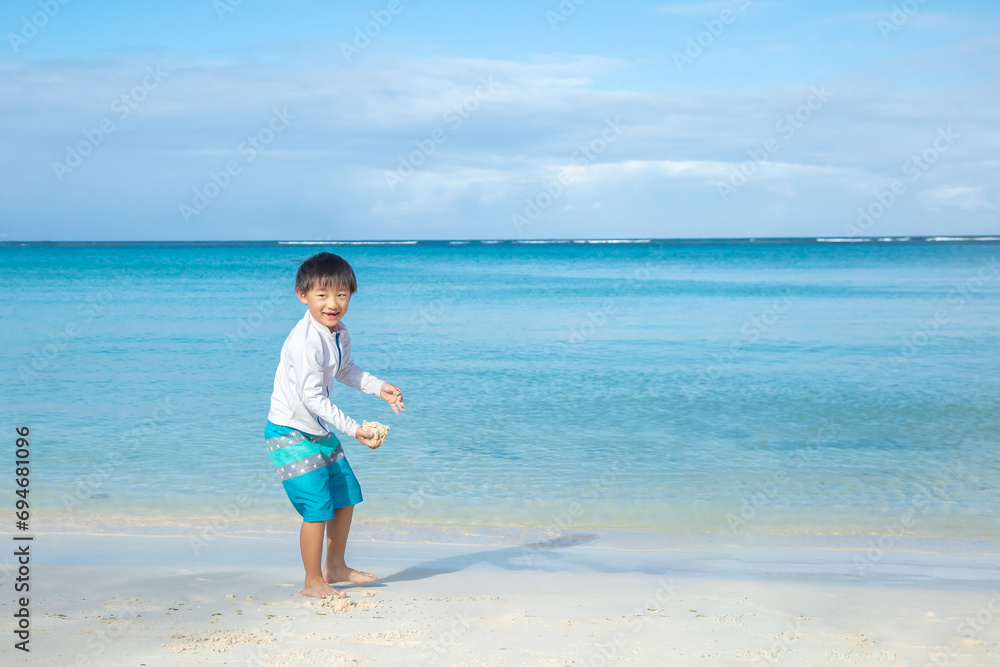 砂浜で遊ぶ子ども　children playing on the sandy beach