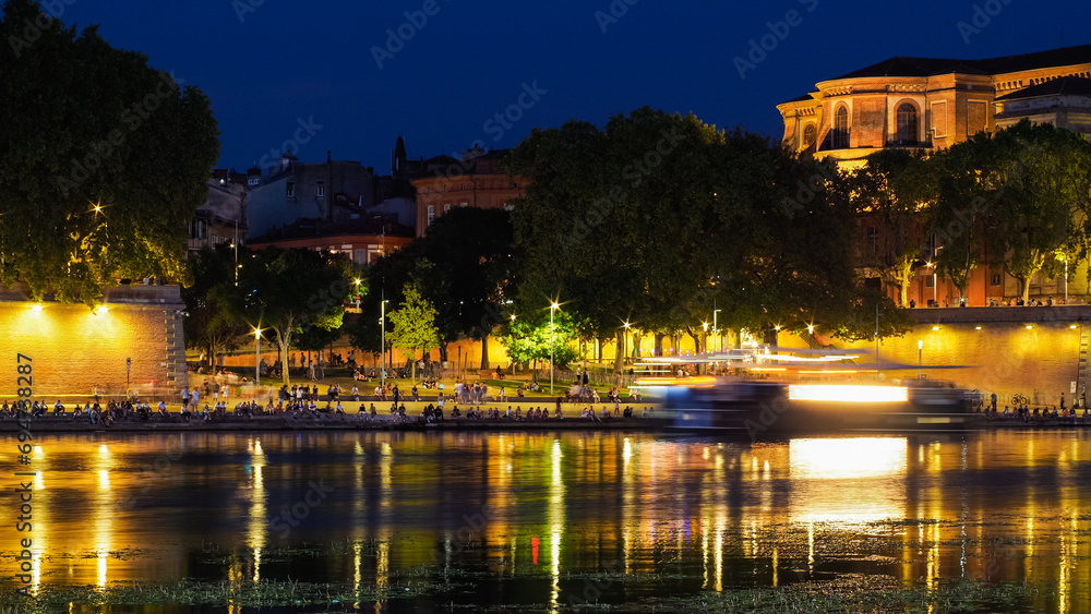 Centre-ville de Toulouse, illuminé de nuit, au bord de la Garonne