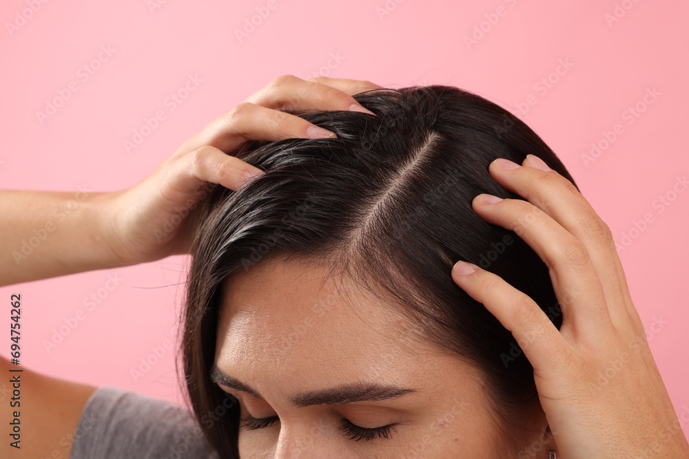 Naklejka premium Woman with healthy hair on pink background, closeup