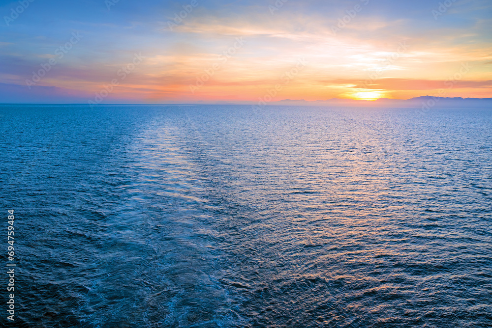 Obraz premium Ship's wake in the sea at sunset