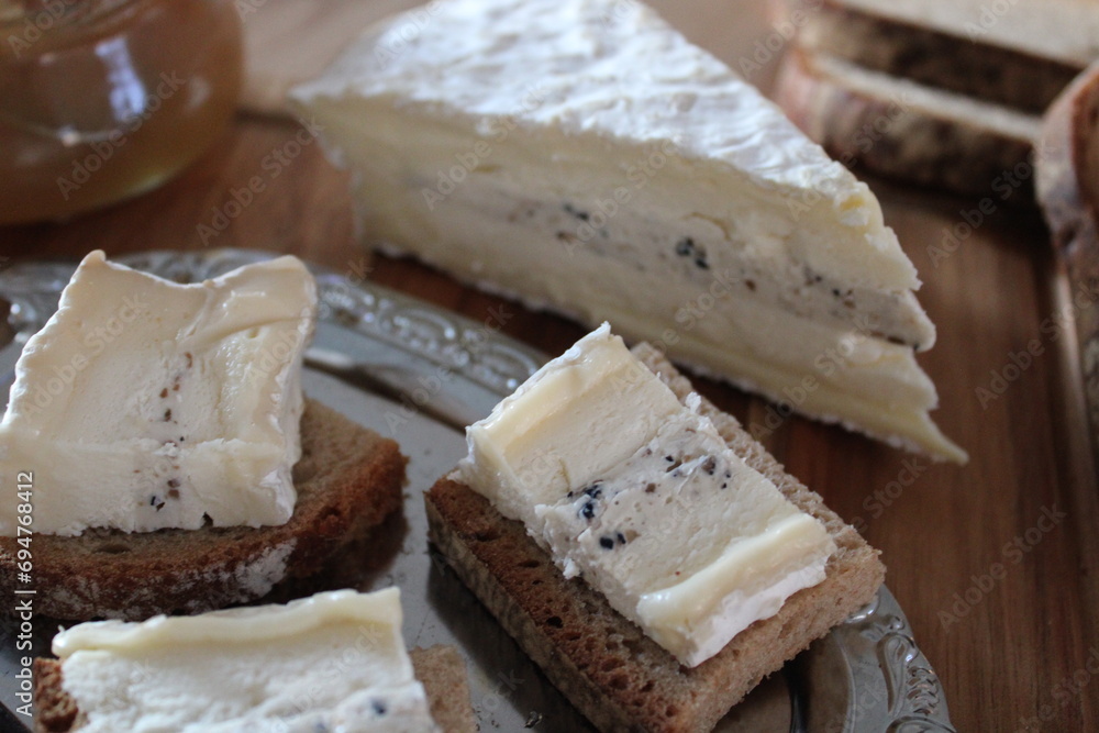 Brie aux truffes, fromage truffé, terroir de France Brie aux truffes, fromage truffé, terroir de France