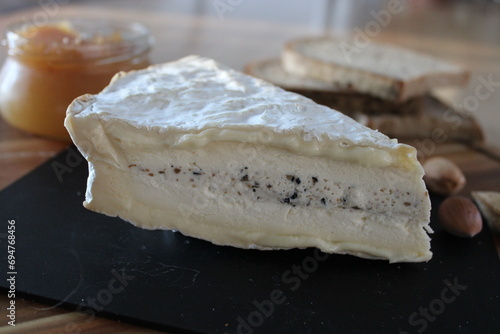 Brie aux truffes, fromage truffé, terroir de France photo