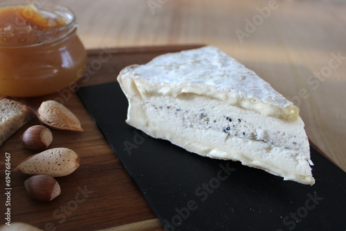 Tableau sur toile Brie aux truffes, fromage truffé, terroir de France