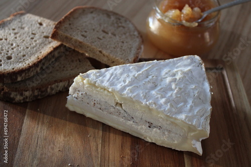 Brie aux truffes, fromage truffé, terroir de France photo