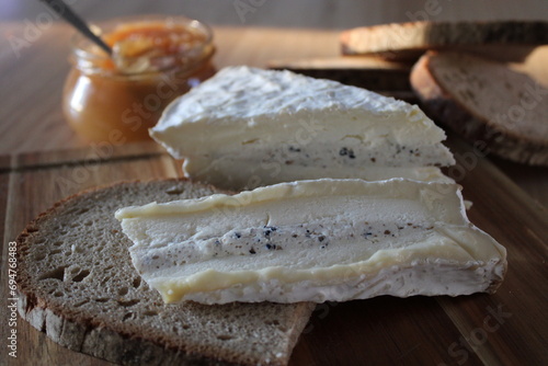 Foto Brie aux truffes, fromage truffé, terroir de France