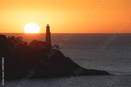 Coucher de soleil en bord de mer sur le phare de la presqu'île du Cap Ferrat depuis le Cap de Nice