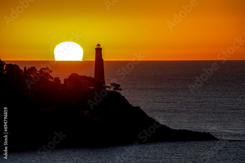 Coucher de soleil en bord de mer sur le phare de la presqu'île du Cap Ferrat depuis le Cap de Nice © Bernard