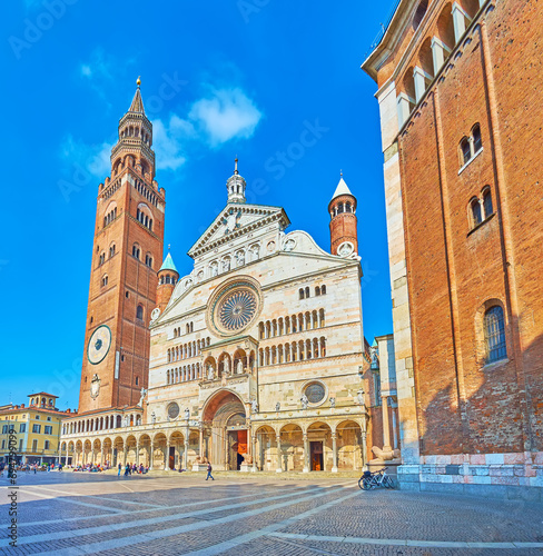 Obraz na płótnie The sculptured facade of Cremona Cathedral, Italy w salonie