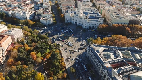 Plano aéreo de zona céntrica de ciudad. Edificios y tráfico en Gran Vía, Madrid. Plaza de Cibeles. Grabado con dron 4K.	 photo