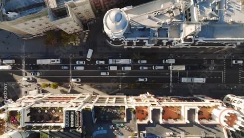 Plano aéreo de zona céntrica de ciudad. Edificios y tráfico en Gran Vía, Madrid. Grabado con dron 4K.	 photo