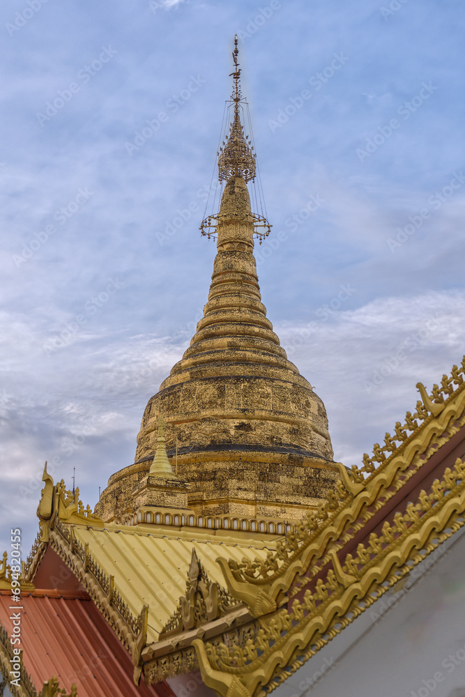 Fototapeta premium Majestic Golden Pagoda at Shwe Kyi Myin Paya Temple, Mandalay, Myanmar