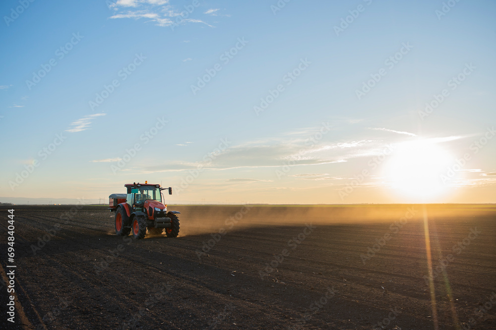 Obraz premium Tractor spreading artificial fertilizers