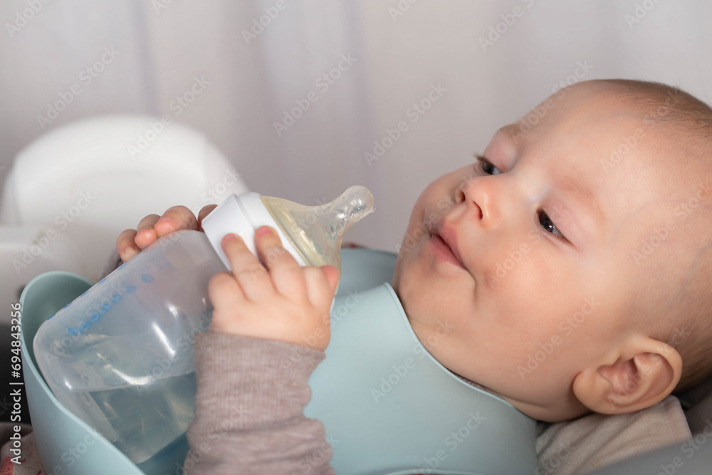 Complementary feeding of the baby with milk formula that replaces