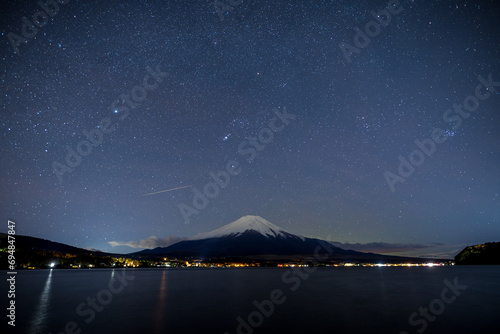冬の山中湖 湖畔から流星の流れる星空と富士山