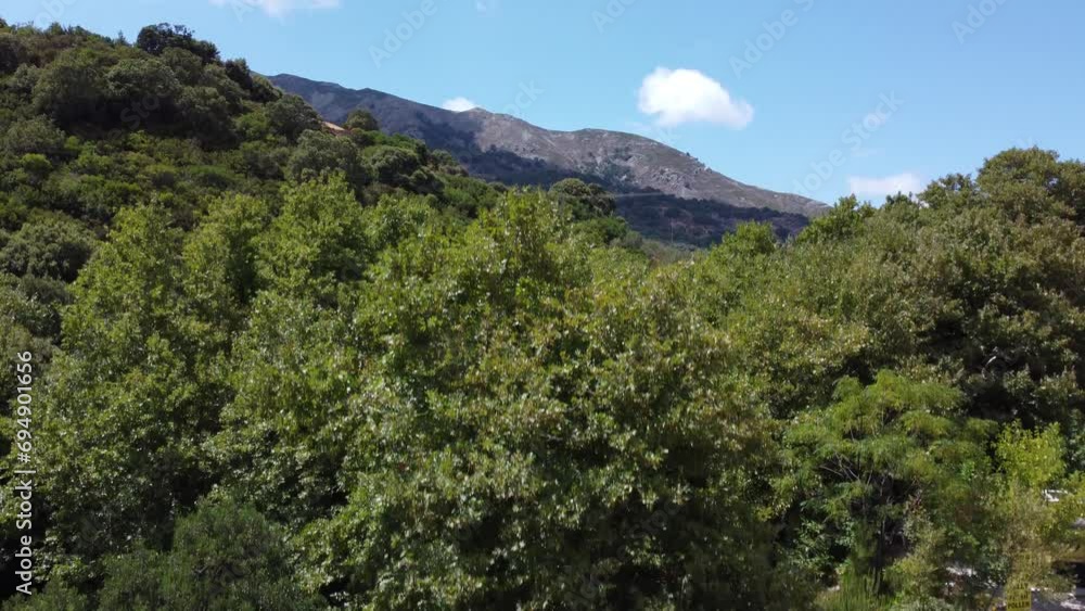 Drohnenflug auf Kreta über grüne Berglandschaft Drohnenflug auf Kreta über grüne Berglandschaft