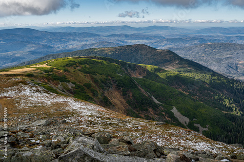 Fototapeta Naklejka Na Ścianę i Meble -  Spojrzenie obiektywu na grań Babiej Góry biegnącą w stronę jej mniejszej towarzyszki - Małej Babiej Góry