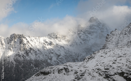 Droga powrotna z Szpiglasowej Przełęczy do Morskiego Oka. Widok na tatrzańskie szczyty Tatr Wysokich wyłaniających się z pośród chmur. 