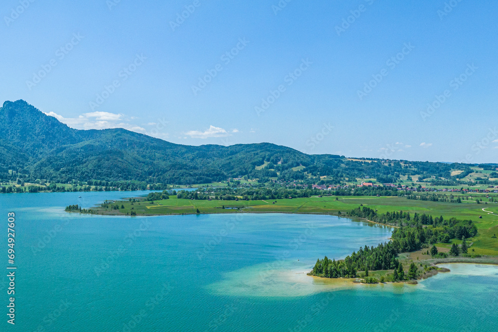 Die Region um den Kochelsee in Oberbayern im Luftbild, Blick über den See nach Schlehdorf