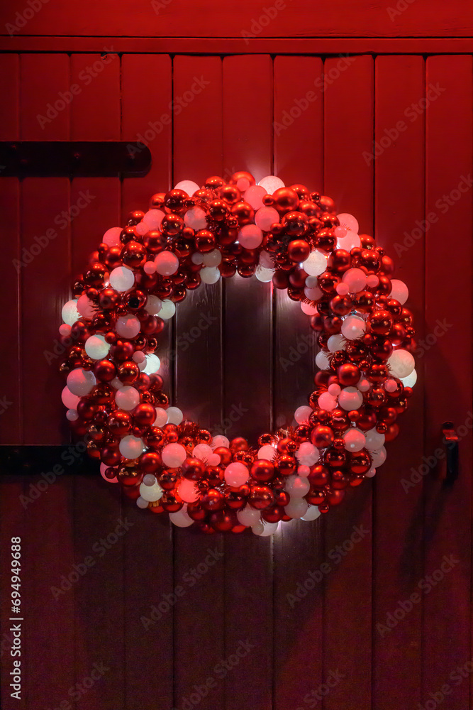 Ταπετσαρία christmas wreath on door