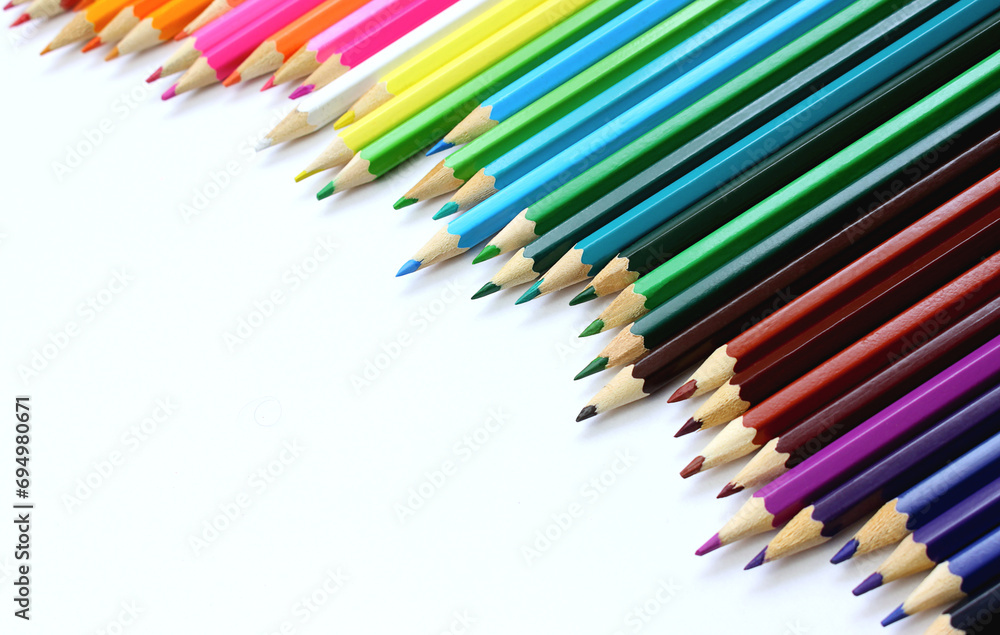 Kolorowe kredki ołówkowe na białym tle