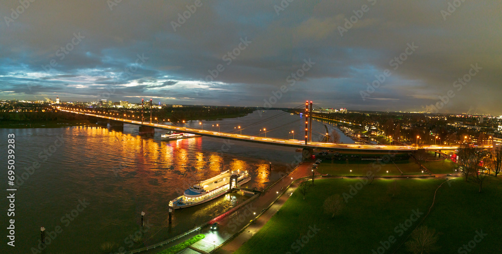 Luftbild der Theodor-Heuss-Brücke beleuchtet am Abend